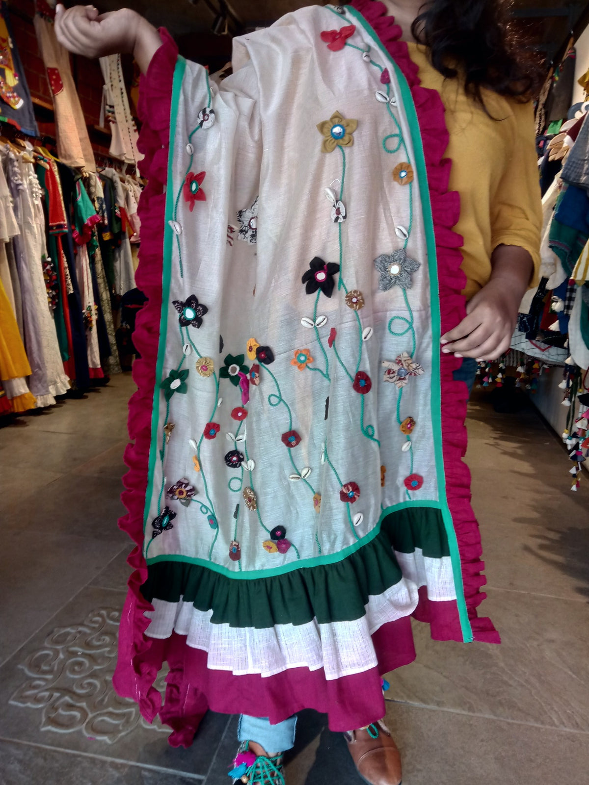 Off-white bageecha dupatta